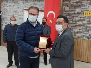 Vali Çiçek’ten hayırseverlere plaket