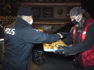 Hayırsever vatandaşlardan görevli polise çay ve pasta ikramı