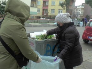 Maltepeli kadınlar, belediyeye destek için çöp topladı