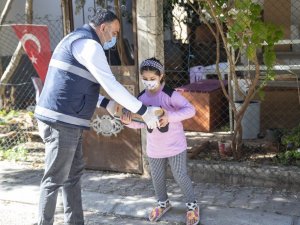 Büyükşehir Belediyesi, mahallelerde süt dağıtımına devam ediyor