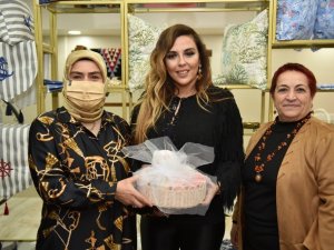 Aslı Hünel ilk kez nakış işledi, ipi kopardı, ceza olarak şarkı söyledi