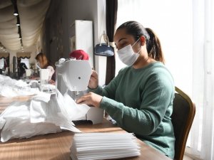 Kemer Belediyesi ücretsiz maske dağıtımına ara vermedi