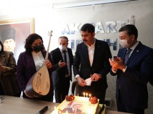 Bakan Kurum Kırşehir’de Cumhurbaşkanı Erdoğan’ın fotoğrafının olduğu pastayı kesti