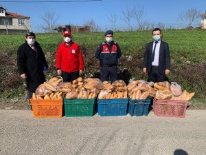 Kızılay karantinada olan köye ekmek dağıttı