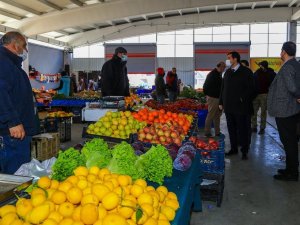 Başkan Çakın, pazar esnafının dertlerini yerinde dinledi