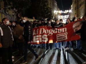 Cumhurbaşkanı Erdoğan’a AK Parti’li gençlerden İstiklal Caddesi’nde doğum günü sürprizi
