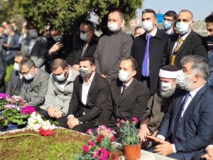 Fatih Erbakan, babası Necmettin Erbakan’ın kabrini ziyaret etti