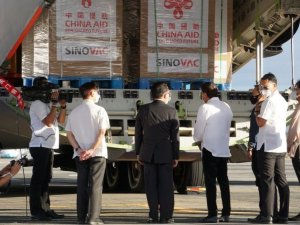 Filipinler 600 bin dozluk Covid-19 aşısını teslim aldı