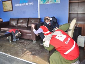 Gaziosmanpaşalılar uygulamalı eğitimlerle depreme karşı bilinçleniyor