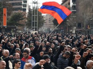 Ermenistan’da göstericiler hükümet binasını bastı