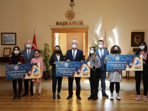 Ödülleri Başkan Gürün verdi