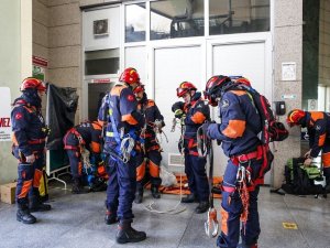 İstanbul itfaiyesinden teleferik hattında nefes kesen kurtarma tatbikatı