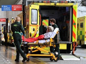 İngiltere’de son 24 saatte Covid-19’a bağlı 104 can kaybı