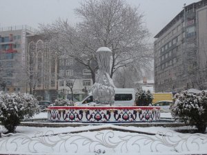 Kütahya mart ayını karla karşıladı
