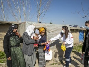 Büyükşehir Belediyesinden tarım işçilerine hijyen kiti ve narenciye paketi