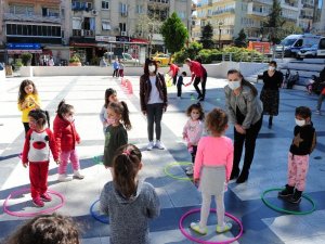 Balçova’nın parkları çocuklarla şenlendi