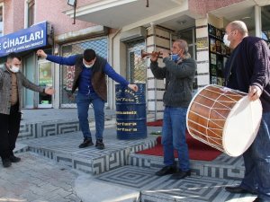 Ankaralı esnaf kontrollü normalleşmeyi davul ve zurna ile kutladı