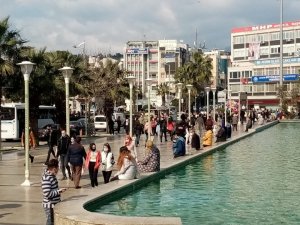 Aydınlılar sokağa akın etti, sosyal mesafe sıfıra indi