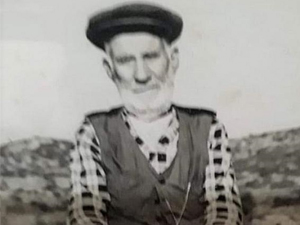 Aydınlı çıplak ayaklı kahraman