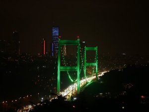 İstanbul’da köprüler yeşil renk ile aydınlatıldı