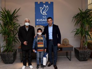 Başkan Günel,Minik Efe’ye verdiği karne hediyesi sözünü tuttu
