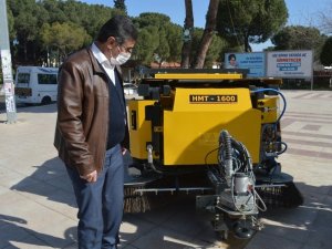 Karacasu sokaklarında süpürge araçları mesaiye başladı