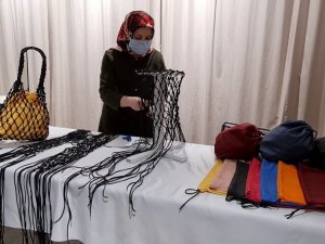 Kadınların el emeği göz nuru ürettiği deri çantalar satışa çıkıyor