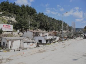 Kuşadası’nda dere yatağındaki evler vatandaşlarla anlaşma yapılarak yıkılacak