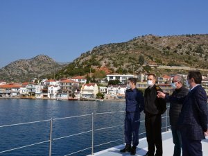 Vali Tavlı, kaçak yapıları denizden inceledi