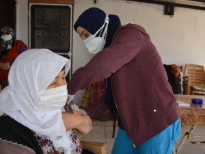 Sağlıkçılar aşılamada sınır tanımıyor