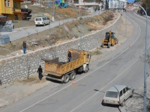 Emet’te yol kenarları ağaçlandırılıyor