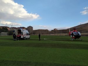 Elini cam kesen gencin imdadına ambulans helikopter yetişti