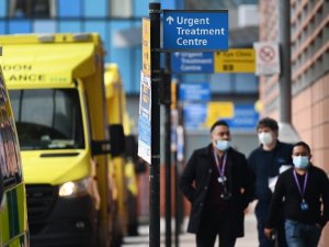 İngiltere’de son 24 saatte Covid-19’a bağlı 242 can kaybı