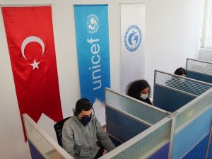 Sığınmacılar için 5 farklı dilde özel danışmanlık hattı
