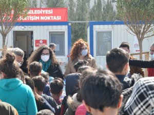 Üniversite öğrencilerinden depremzede çocuklara oyuncak