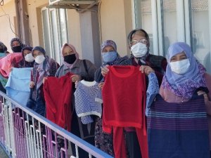 Hem torunları için dikiyorlar hem de aile bütçelerine katkı sağlıyorlar