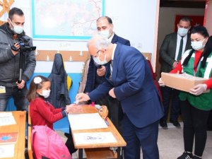 Salihli’de 27 bin öğrenciye maske ve dezenfektan desteği