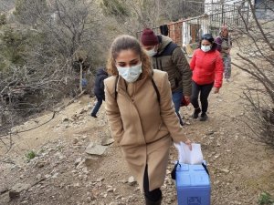 Burhaniye’de aşılama ekipleri yaşlıların ayağına gidiyor