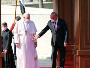 Papa Francis, Bağdat’taki Süryani Katolik Kilisesi’ni ziyaret etti