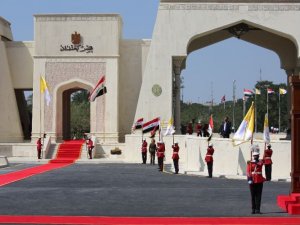 Papa Francis, Bağdat’ta resmi törenle karşılandı