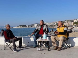 Kuşadası’nda vatandaşlar sahil bandına ve şehir merkezine akın etti