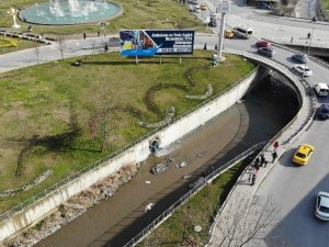 Esenyurt’ta Haramidere kanalına karışan fabrika atıkları çevreyi kirletiyor