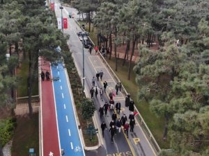Ümraniye’de gençler ellerinde bayraklarla sabah sporunda buluştu