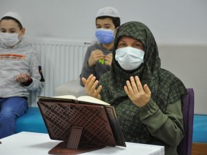 3 çocuk annesi kadın 3 yılda hafız oldu