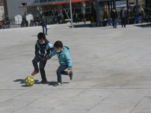 Afyonkarahisarlılar kısıtlamanın hafifletilmesi ile kendilerini sokağa attı