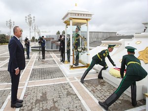 Bakan Çavuşoğlu Türkmenistan Bağımsızlık Anıtı’nı ziyaret etti