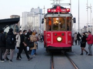 Kısıtlamasız cumartesinde vatandaşlar Taksim’e akın etti