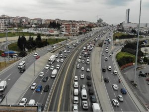 İstanbullu ’Evde Kal’madı, trafik durma noktasına geldi