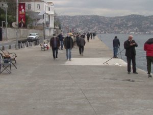 Cumartesi kısıtlaması kalktı, vatandaşlar soluğu sahilde aldı
