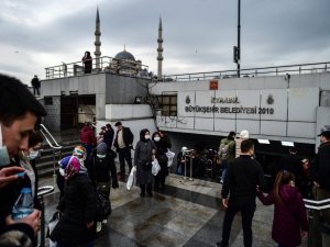 Kısıtlamasız ilk cumartesinde vatandaşlar Eminönü’ne akın etti